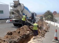 Las obras en la red de abastecimiento avanzan en San Bartolomé para "mejorar las pérdidas de agua y las constantes averías"