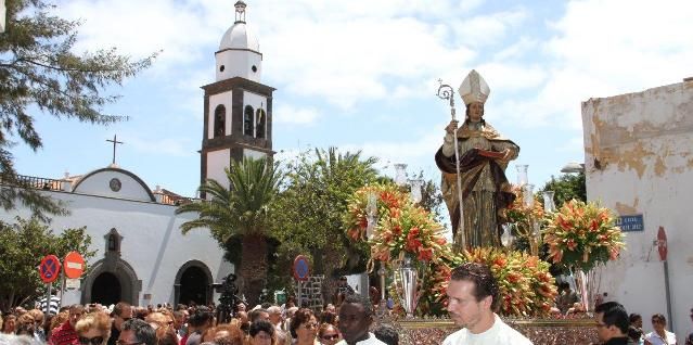 San Ginés recorre las calles de Arrecife acompañado de cientos de feligreses