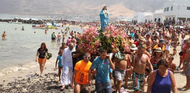 Famara se echó a la calle para honrar por tierra y por mar a su patrona