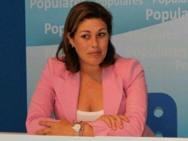 La presidenta del Partido Popular, Astrid Pérez, asegura que Lanzarote ha pasado del maltrato presupuestario al más triste y puro abandono