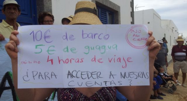 Los gracioseros se echan a la calle para protestar por el posible cierre de la oficina de Bankia en la isla