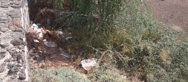 El PIL califica de injustificable que en calles y zonas de Costa Teguise la basura y la suciedad campen a sus anchas