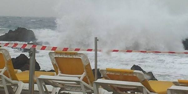 El Ayuntamiento cierra los accesos a Playa Chica para impedir el paso