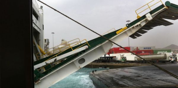 Otro barco abandona el puerto de Arrecife tras intentar bajar la rampa sin éxito