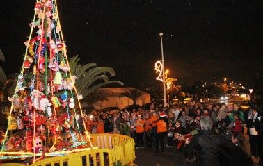 Costa Teguise enciende su árbol de Navidad y La Villa inaugura su Belén