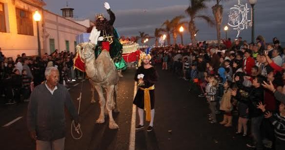 Los Reyes Magos reparten tres toneladas de caramelos en Arrecife