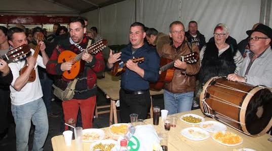 Tías celebra la tradicional fritura con vinos, roscas y queso