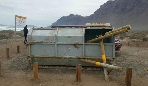 Arrancan la valla de acceso a la playa del Rincón en Famara