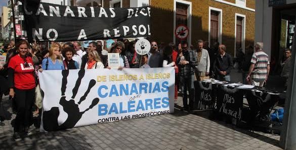 Medio centenar de personas se concentra en Lanzarote en apoyo al movimiento contra las prospecciones en Baleares