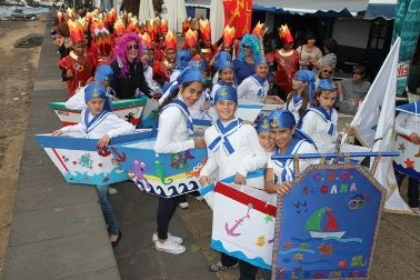 Unos 800 alumnos desfilan en el primer pasacalle escolar del Carnaval de Arrecife