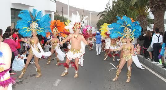 San Bartolomé disfruta del Carnaval con el desfile de carrozas