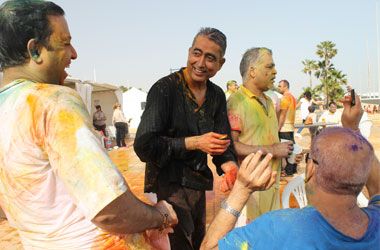 La comunidad hindú de Lanzarote celebra su tradicional Fiesta de Colores en Puerto del Carmen