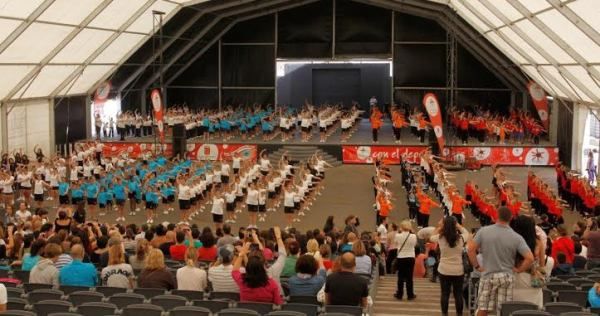 Casi un millar de niñas y niños participaron en el desfile inaugural del Festival de Gimnasia Isla de Lanzarote