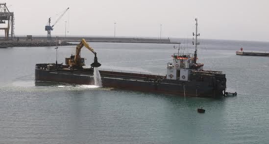 El dragado de Puerto Naos ya ha comenzado y estará listo en cuatro meses, para la inauguración de Marina Lanzarote