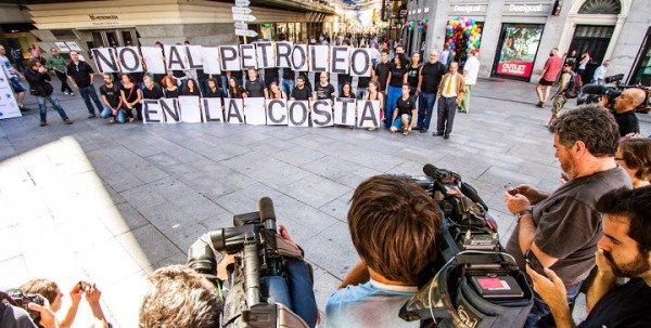 El mensaje del "No al petróleo en la costa" toma la calle en pleno centro de Madrid