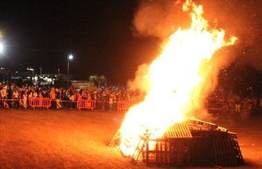 La Tiñosa celebró su noche de San Juan con un asadero y una gran hoguera