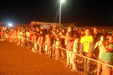 Cientos de personas bailaron al ritmo de djs frente a la hoguera de Playa Honda