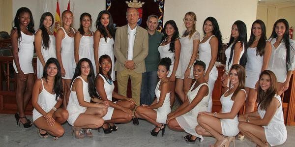 Las candidatas a Miss Arrecife y Reina de San Ginés visitan el Ayuntamiento, en la víspera de empezar las fiestas