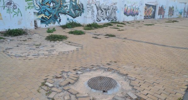 AC denuncia el abandono de los barrios de Arrecife y muestra una calle como ejemplo de "la mayor dejación"