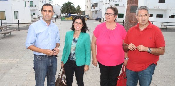 Darias exige que se cumpla con los vecinos de Valterra y Titerroy en una nueva visita a Lanzarote