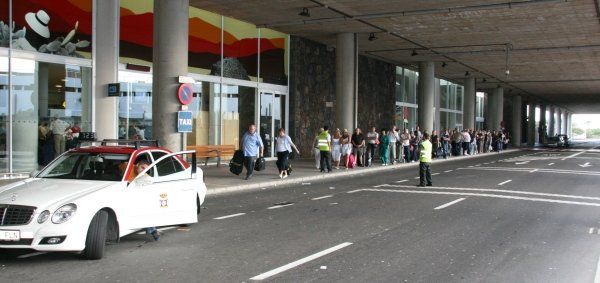 AC pide ampliar las licencias de taxi en el aeropuerto para evitar las vergonzosas colas