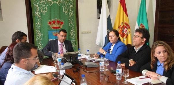 Eugenio y Cabrera se enfrentan en directo y airean la tensión en el pacto de Teguise