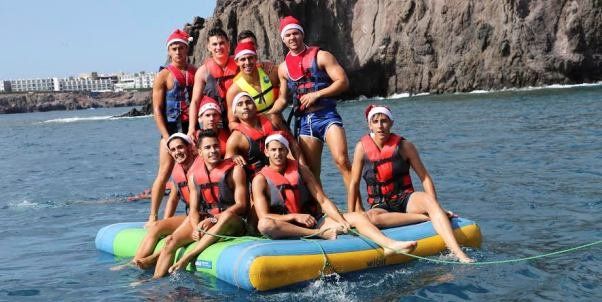 Los candidatos a Míster Arrecife disfrutan de las aguas de Papagayo