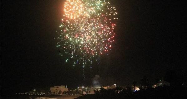 Puerto del Carmen inicia la celebración de 50 cumpleaños con un gran castillo de fuegos artificiales