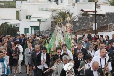 Cientos de vecinos acompañan a la Virgen de La Candelaria en procesión por Tías