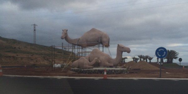 El PIL critica los camellos dinosaurios de la glorieta de Uga