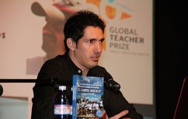 Los métodos educativos de César Bona, candidato al Global Teacher Prize, llenan el Teatro de Tías