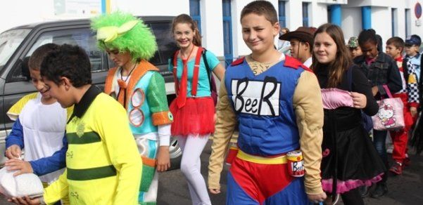 Un pasacalles escolar con 700 alumnos lleva el Carnaval al centro de Arrecife