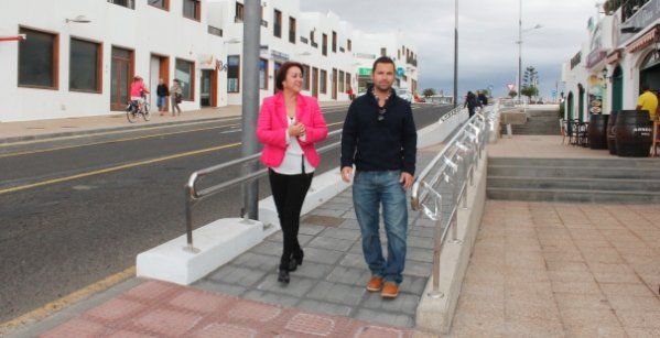 Yaiza invierte 50.000 euros en mejorar la accesibilidad de la calle Varadero de Playa Blanca