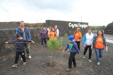 Teguise continúa con su plan de embellecimiento con una plantación ciudadana de árboles en Tahíche