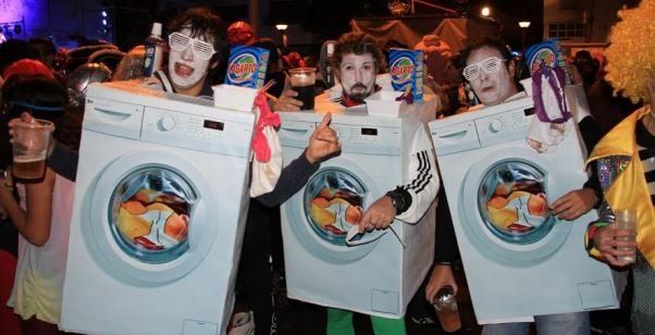 Miles de mascaritas disfrutan de la noche del lunes de Carnaval en Arrecife