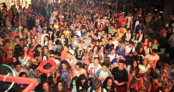 Miles de mascaritas salen a las calles de Costa Teguise a disfrutar del Carnaval