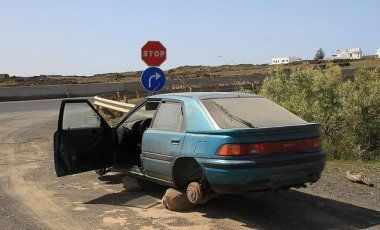 Un vecino denuncia la presencia de un coche abandonado y "desvalijado" en la carretera