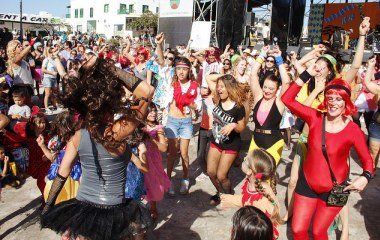 Playa Blanca derrocha felicidad en el remate de su Carnaval