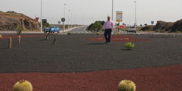 El Ayuntamiento embellece glorietas en Puerto del Carmen y el pueblo de Tías