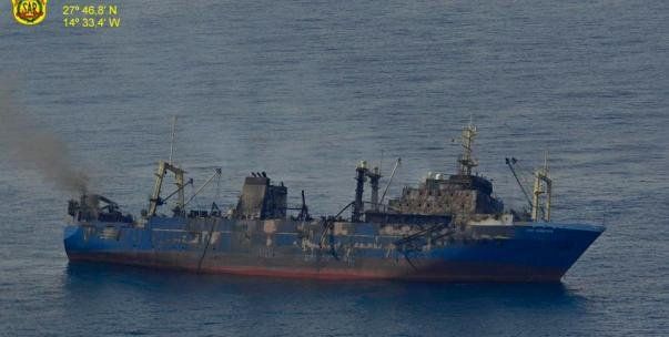 Capitanía halla restos de fuel del barco hundido, pero fija nivel de alerta cero