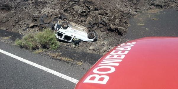 Herido un hombre de 45 años al volcar con su coche cerca de Timanfaya