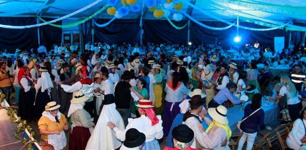 Teguise celebra el Día de Canarias con folclore, parrandas y enyesque