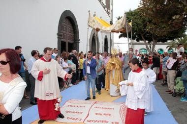 Cientos de fieles acompañaron la procesión del Corpus Christi de Arrecife