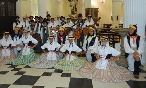 Los vecinos de Teguise realizan la ofrenda a su patrona, la Virgen del Carmen