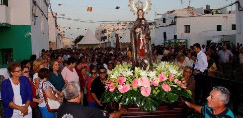 Cientos de personas marchan junto a la imagen de la Virgen del Carmen en Valterra