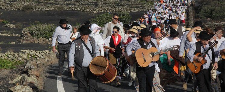 Cientos de romeros participan en Masdache ofrenda a la Virgen de la Magdalena