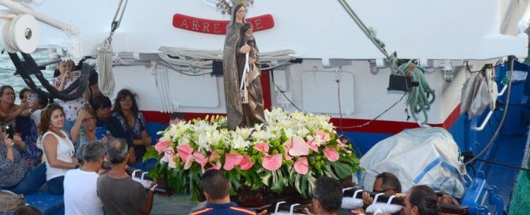 La procesión marítima en honor a la Virgen del Carmen pone fin a las fiestas de Valterra