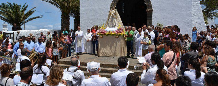 Cientos de fieles subieron a la ermita para honrar en su día a la Virgen de las Nieves