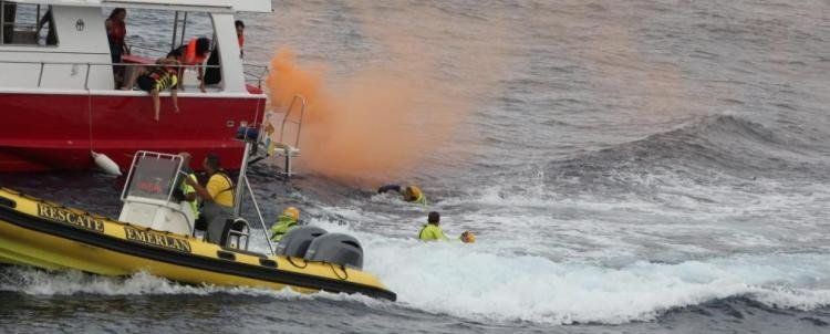 Helicópteros, embarcaciones y ambulancias en el simulacro de rescate marítimo en la Tiñosa