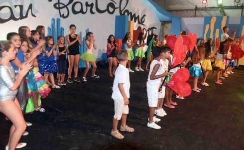 Más de 40 niños participaron en el espectáculo de playback infantil de San Bartolomé